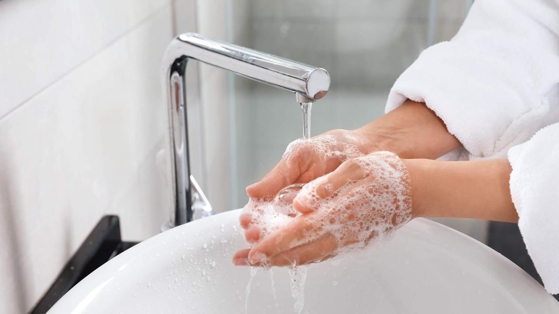 Можно помыть руки. Мытье рук. Мытье рук с мылом. Тщательное мытье рук. Мыло для рук.