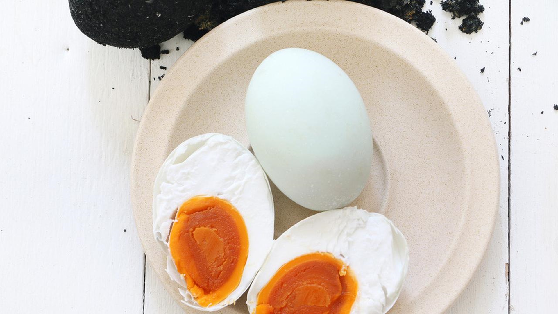 Яичко в разрезе. Вареное яйцо в разрезе. Утиные яйца яичница. Соленые яйца.